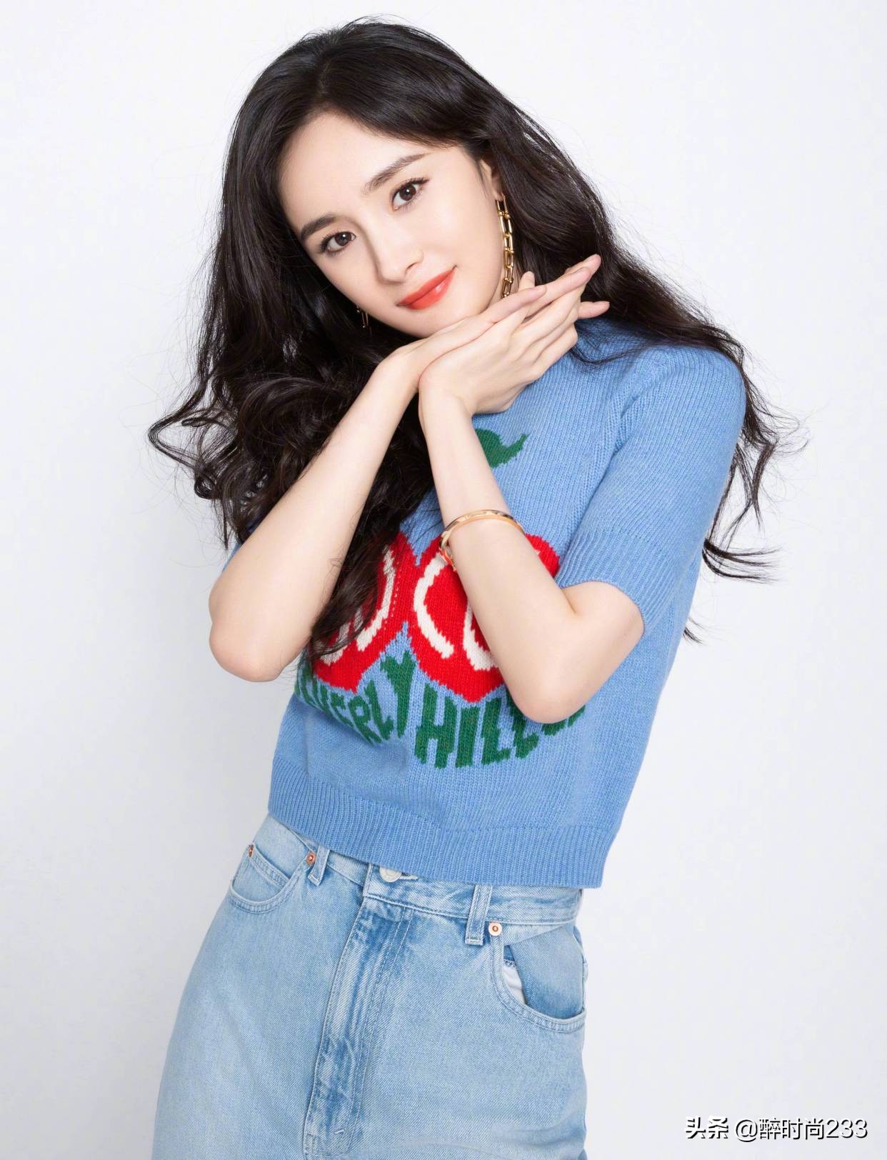 杨幂直播纯白西服,杨幂直播造型明亮动人