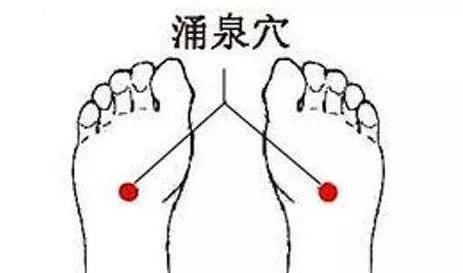 脚干裂脱皮鱼鳞状,小腿干裂起鱼鳞是怎么回事