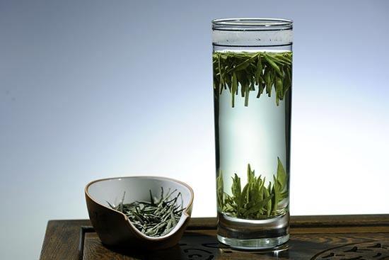 一岁一寒一春秋，一草一木一参花。