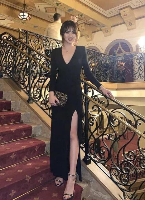 华为小公主和洪晃隔空撞衫，一个秀豪宅外的雪山，一个豪宅里遛狗