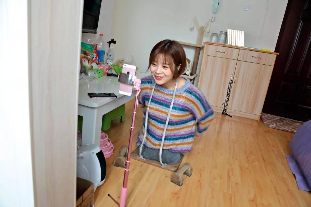 她3岁惨遭父母抛弃,无腿女孩截肢后被父母狠心遗弃