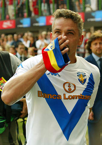 罗伯特巴乔肘击,罗伯特巴乔踩单车