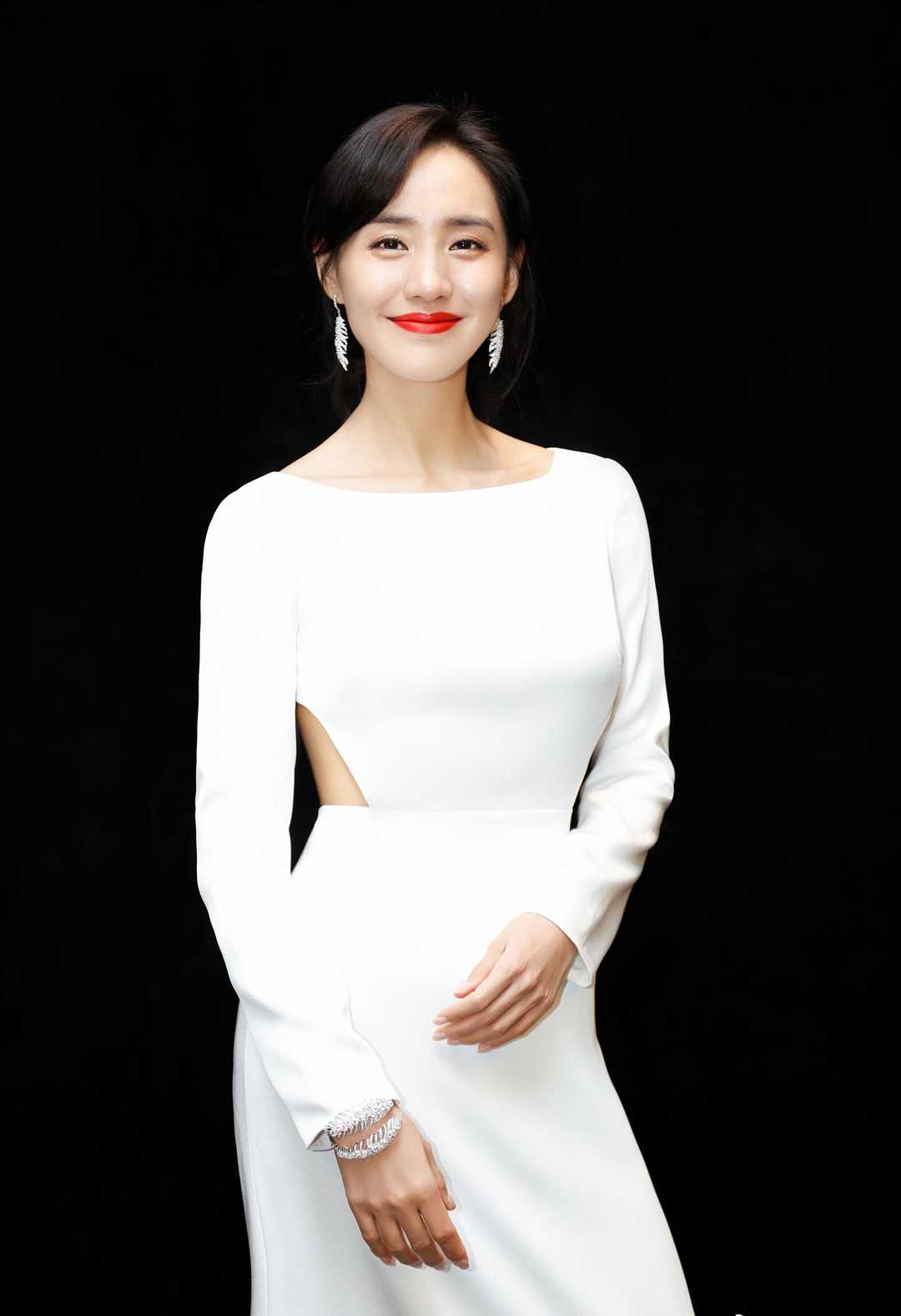 王智穿西装的穿搭,王智黑白搭配帅气利落干练