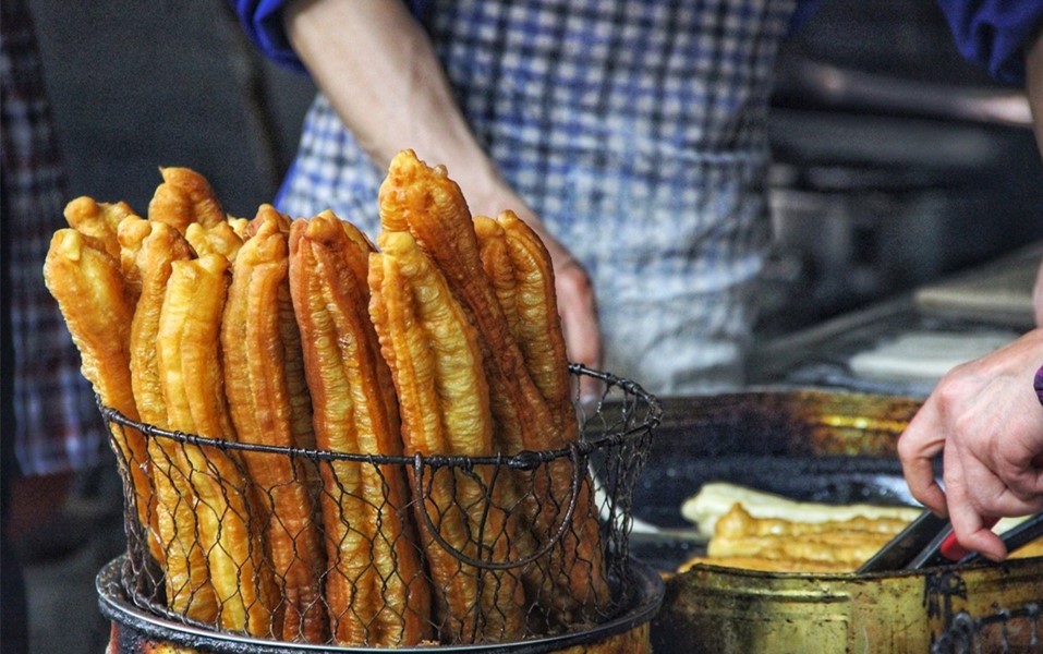 炸油条用酵母好还是油条膨松剂好,炸油条用油条改良剂还用加酵母吗