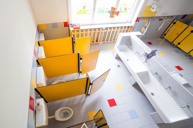 孩子无意识尿裤子怎样纠正,宝宝去学校后老尿裤子什么原因