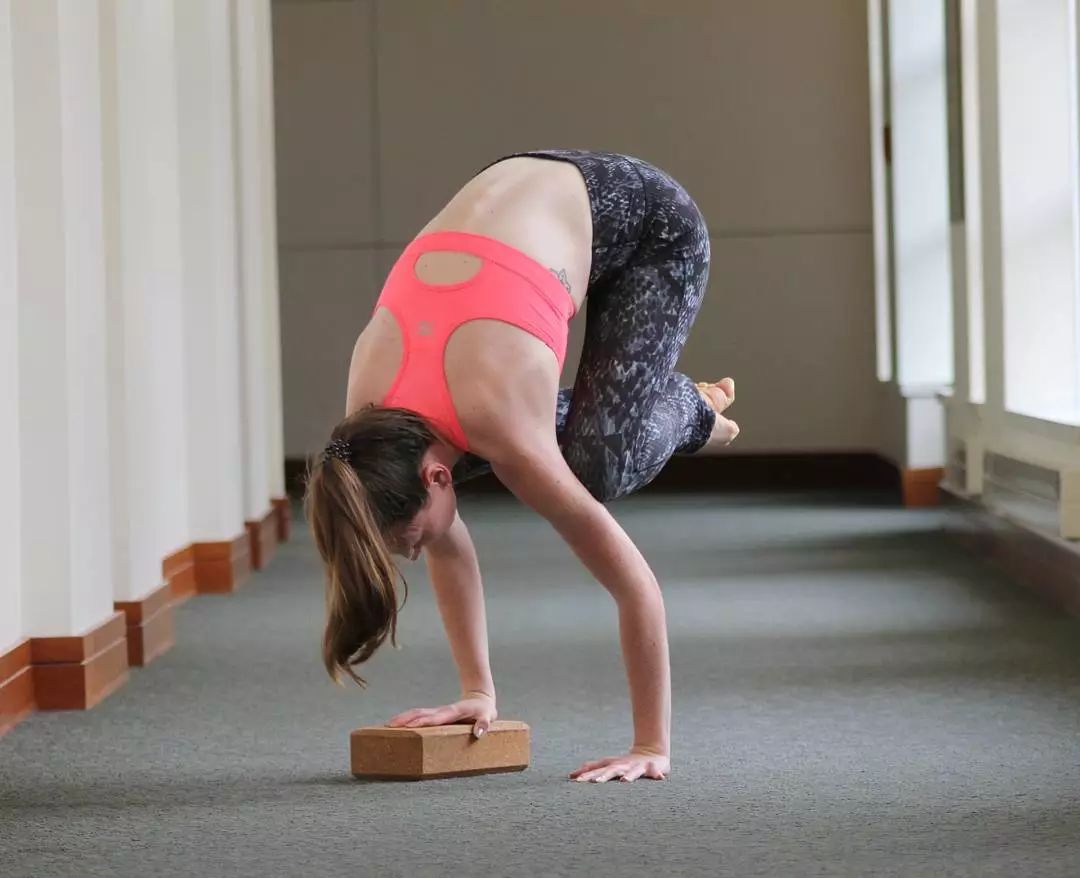 瑜伽紧致身体线条,瑜伽滋养紧致的体态动作