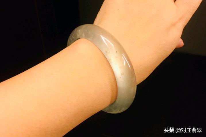 冰透蓝翡翠手镯高品质,冰透水润的翡翠手镯价格