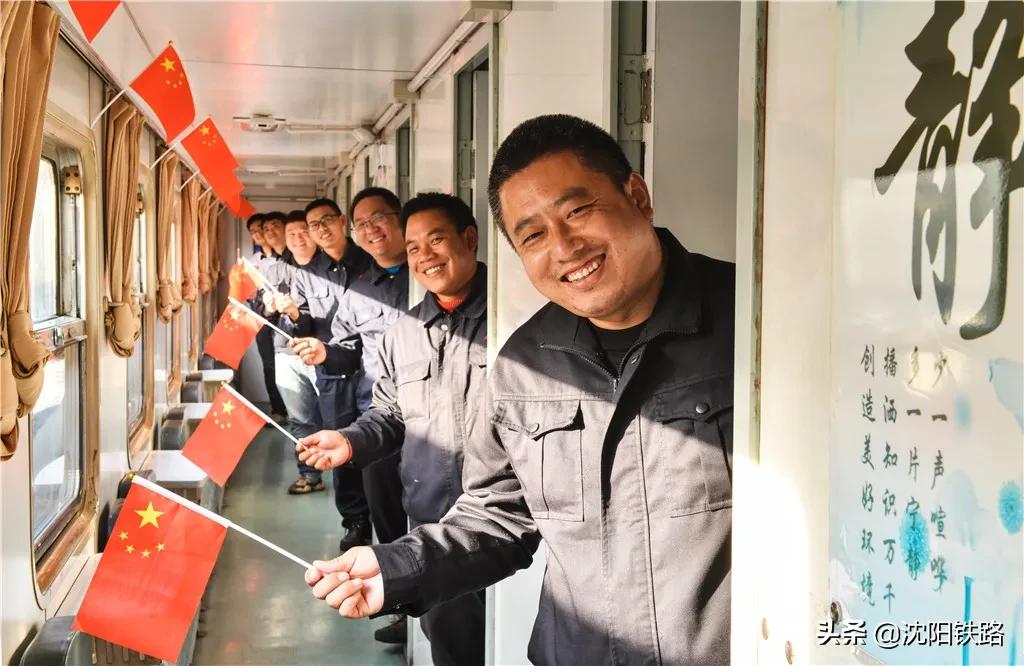 这是一列只有“纯爷们儿”的火车