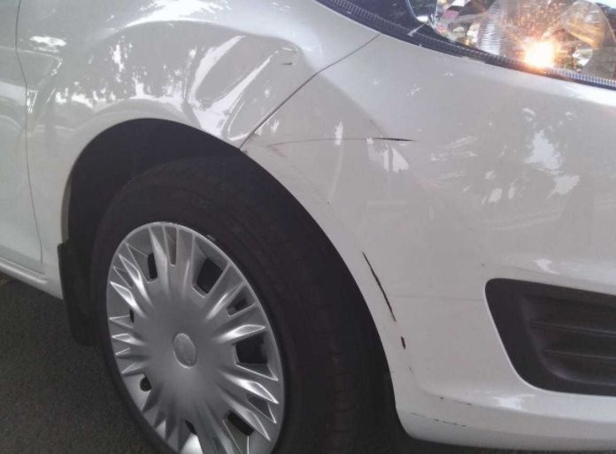 汽车停路边被刮了怎么赔付,车子停着被刮蹭这是有多倒霉