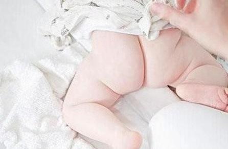 宝宝红屁股哭闹怎么办,宝宝屁股忽然很红一直哭闹怎么办