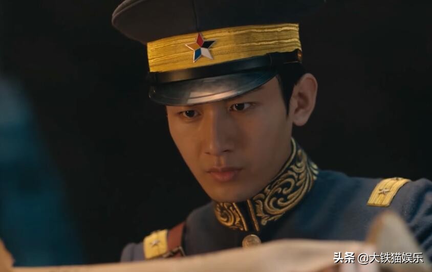 民国军装男神霸气出场,成毅帅气军装