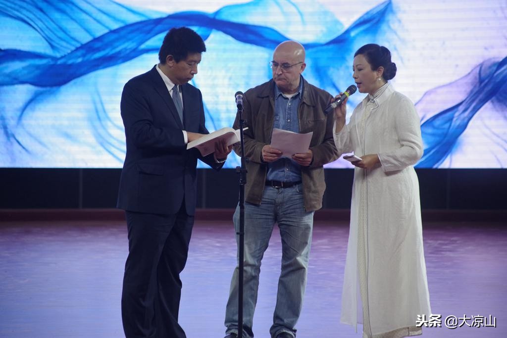 2018西昌邛海“丝绸之路”国际诗歌节首场朗诵会上主持人王明青惊艳全场今晚还可看她主持听她朗诵