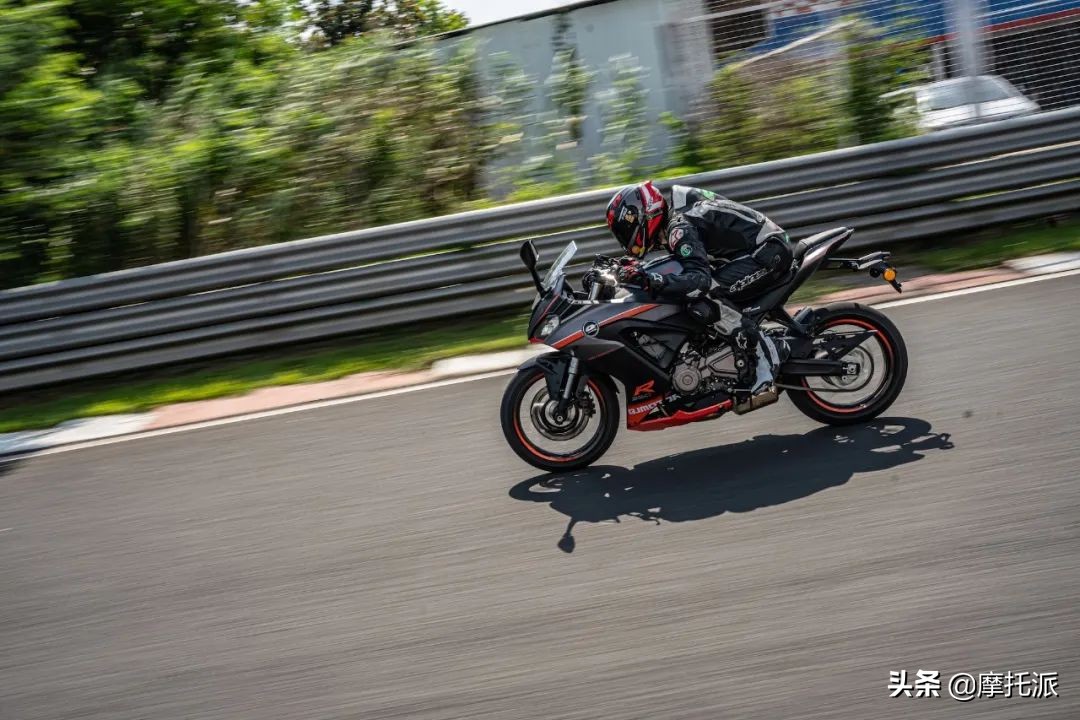 QJMOTOR赛350正式上市，28999元的全新双缸跑车入列