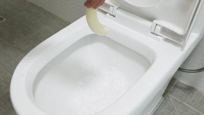 拉屎的时候怎么防止溅水,教你怎么拉粑粑不粘马桶上