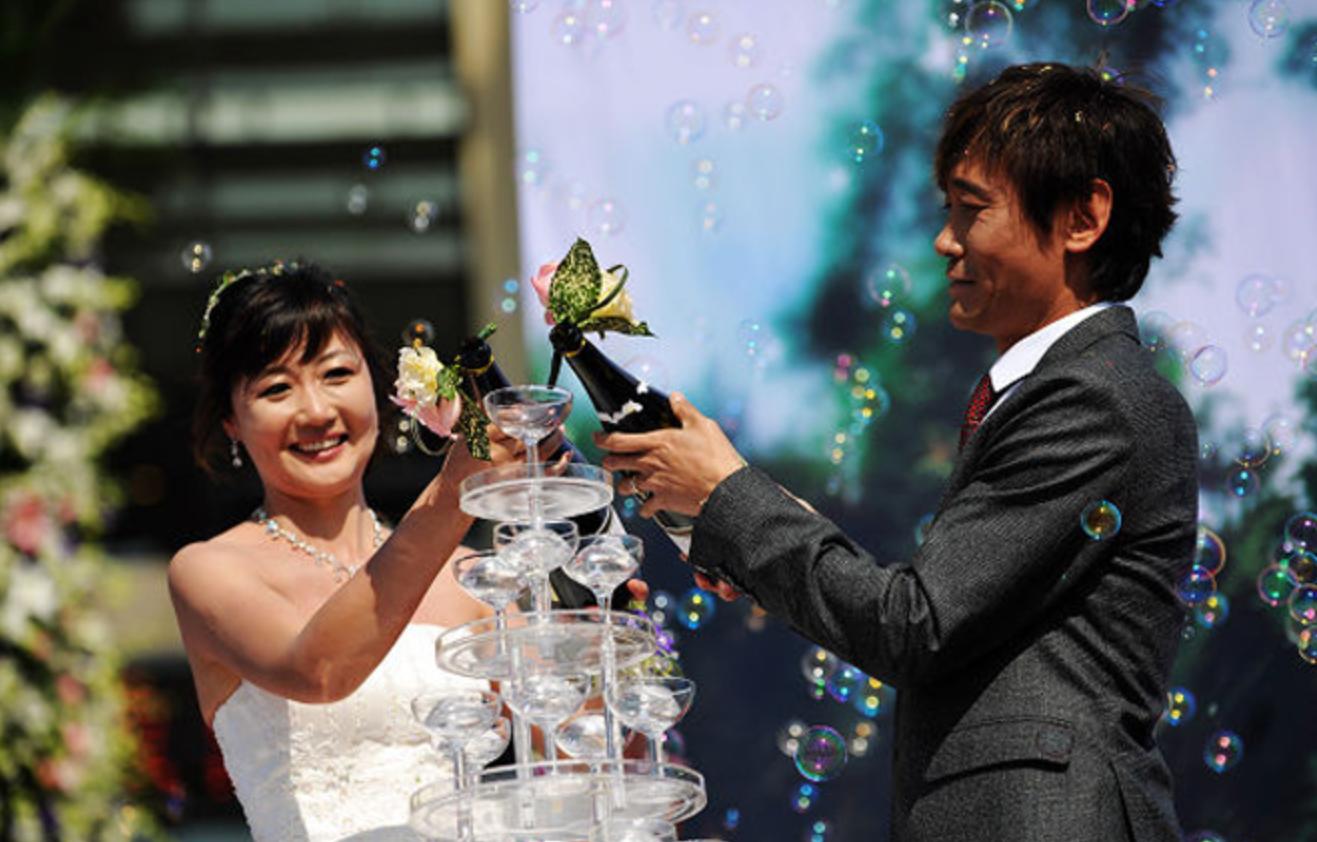 璁╅偅鑻辩敇鎷滀笅椋庣殑濂充汉,閭ｈ嫳鐖变簡10骞寸殑楂樺嘲濡備粖鎬庢牱