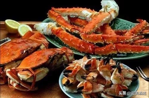 这对夫妻把渔民都嫌弃的破旧石头房，改成3个超美的民宿，美爆了