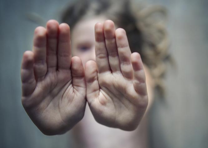 妈,同桌老是摸我,妈妈教科书式回答,让女儿远离恶爪