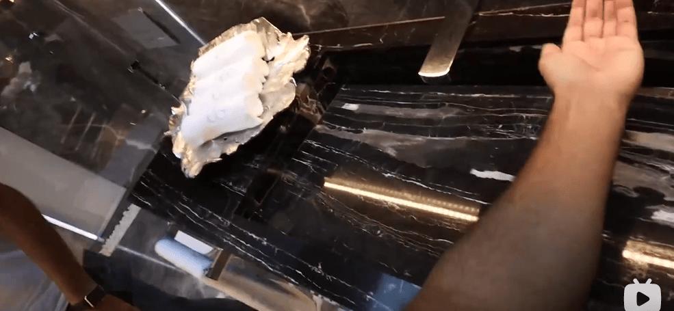 迪拜男子奋斗十年买下劳斯莱斯,迪拜小伙卖掉劳斯莱斯买法拉利