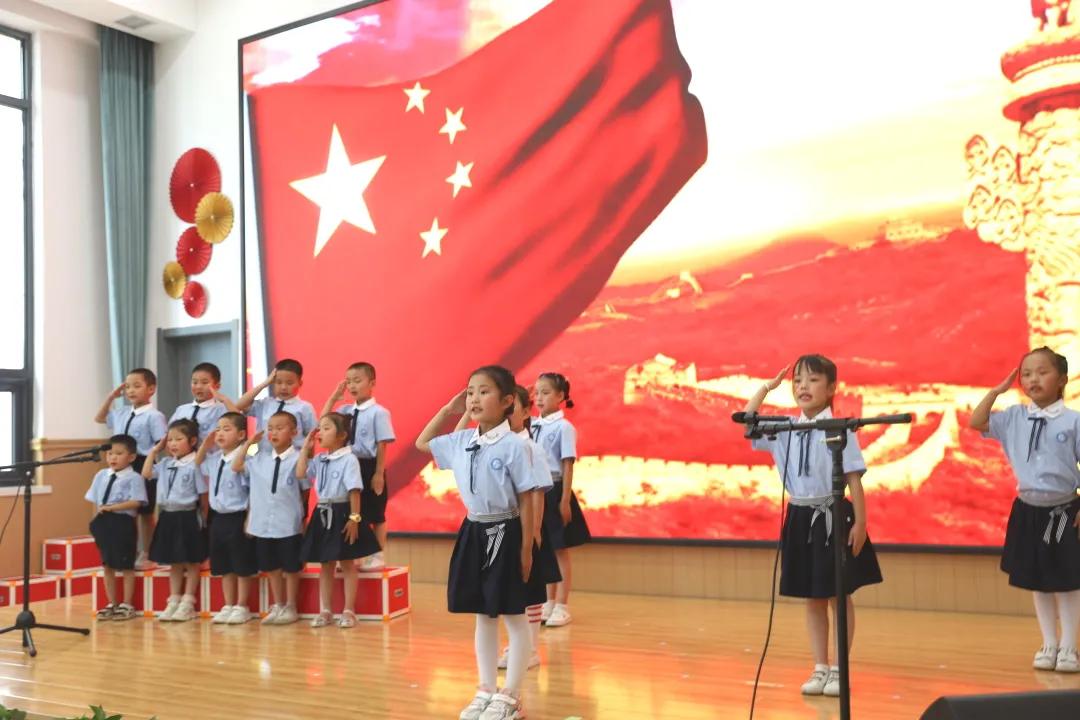 幼儿园老师小朋友表演庆祝七一,西安高新第五幼儿园毕业典礼