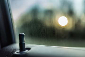 车钥匙锁住了打不着火解决方法,用车解答