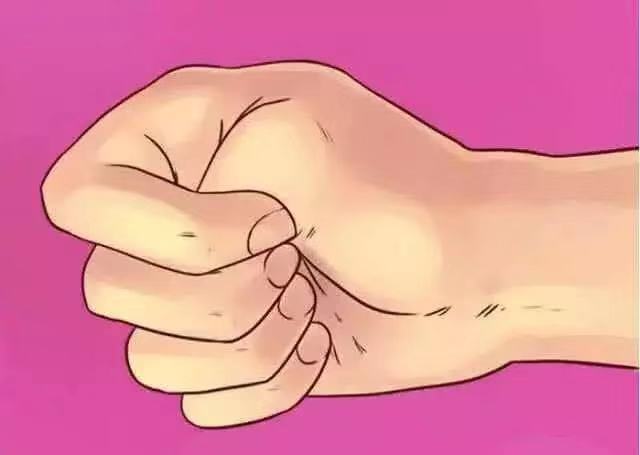 手握拳都能知道你是什么样的性格,握拳姿势心理学