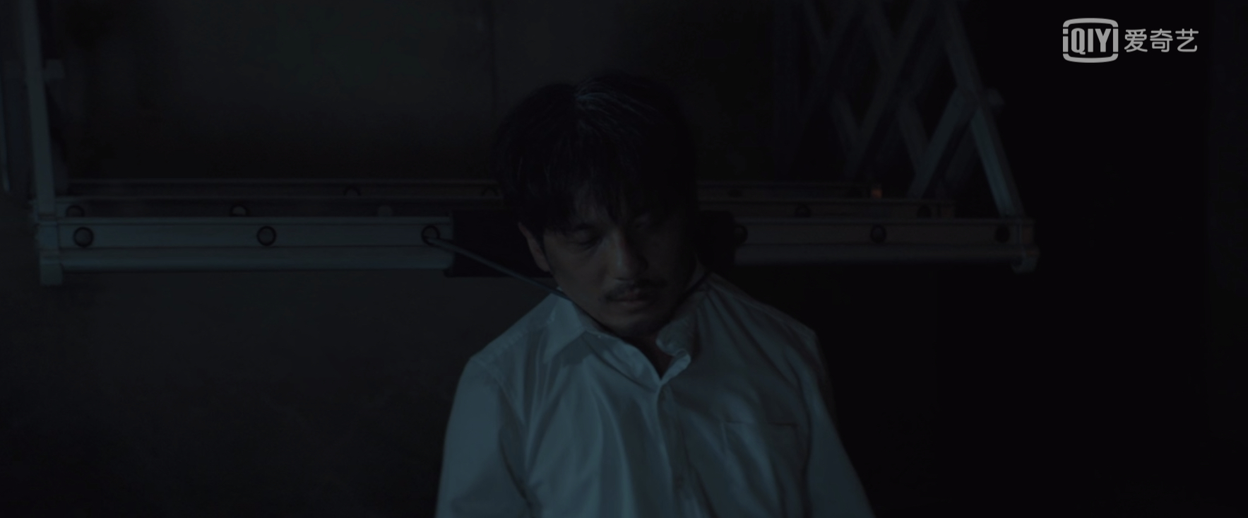 沉默的真相——幽暗的角落中等待划破黑暗的一束光