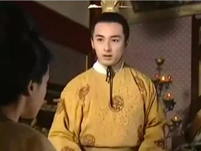 “太子弘”刘栋转行做导演，新作开拍，发际线却抢镜了