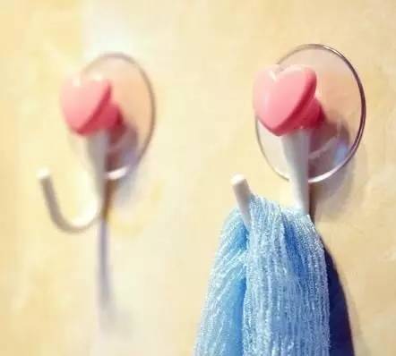 她故意把鸡蛋清涂到墙上，你知道原因后也会这么做的！