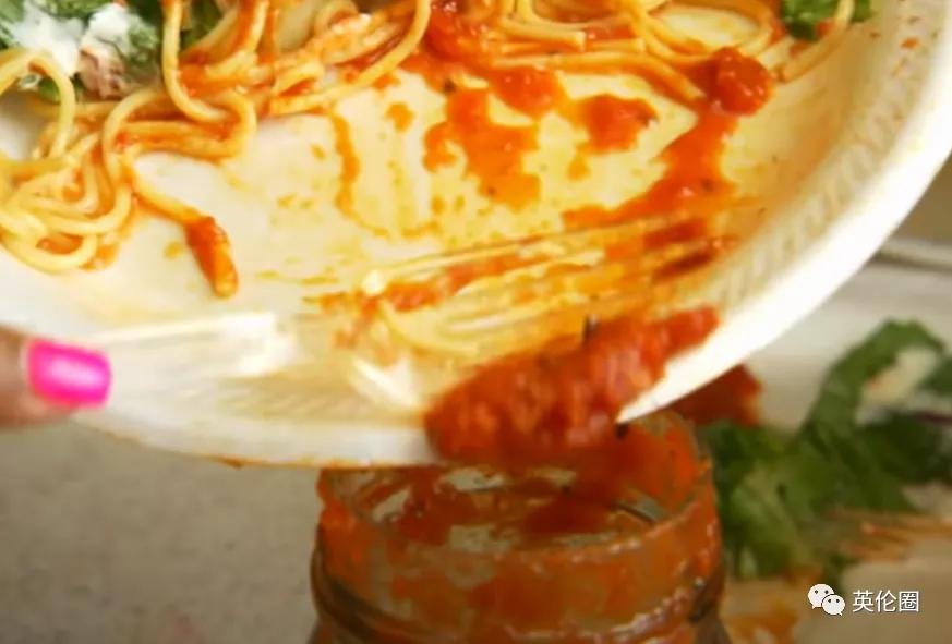 她逼全家120s洗完澡，给孩子吃过期肉...男友：我还是爱她