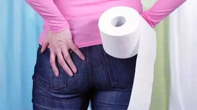 “我肛门周围总是感觉湿湿的，不舒服，咋回事？”