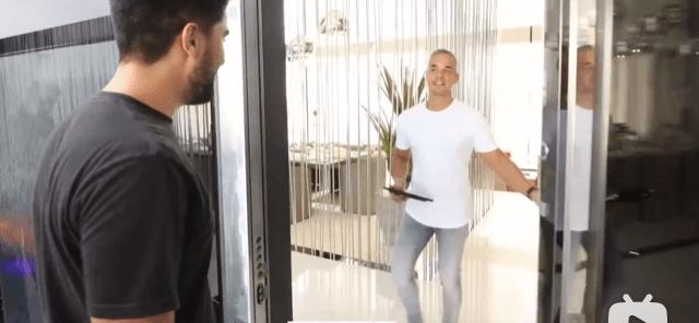 迪拜男子奋斗十年买下劳斯莱斯,迪拜小伙卖掉劳斯莱斯买法拉利