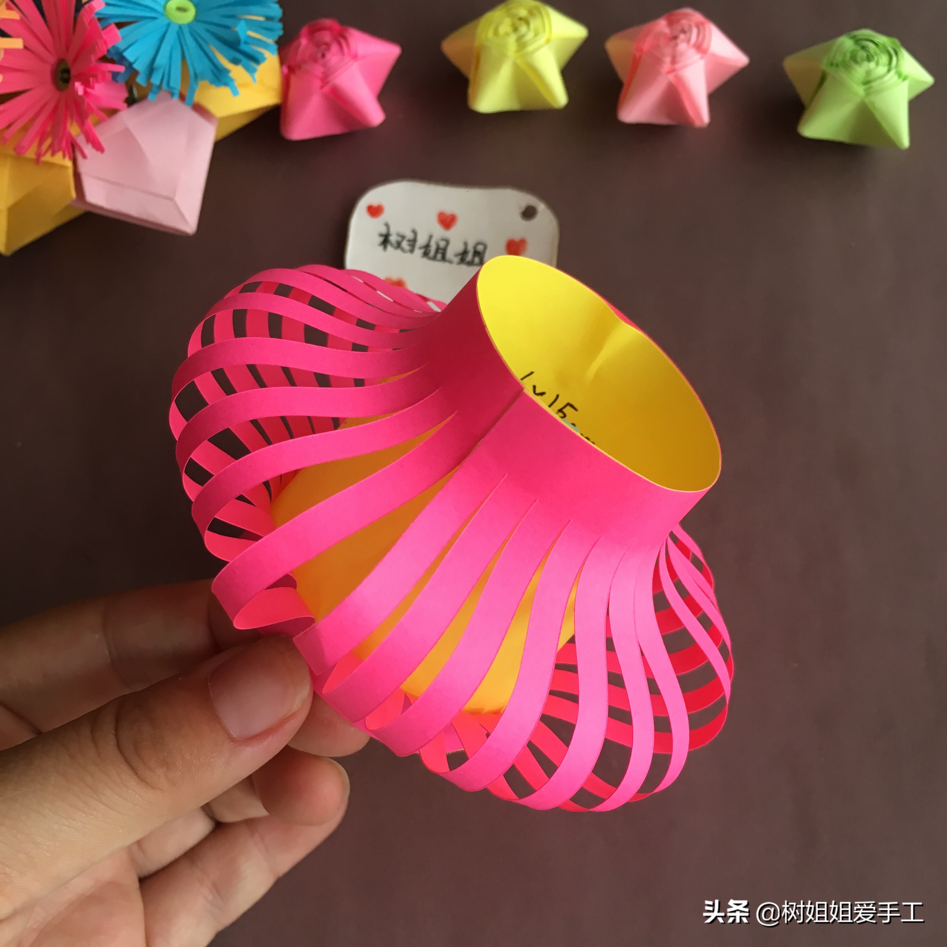 怎么用红色的折纸折出来一个灯笼,兔年折纸灯笼最新款简单又好玩