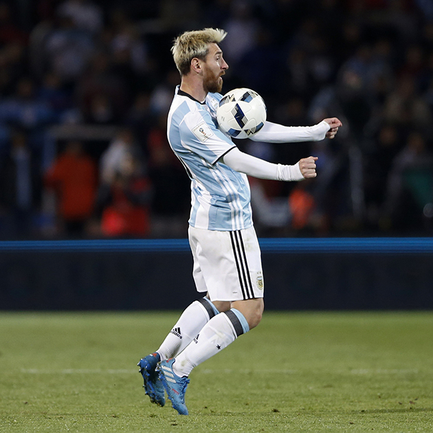 梅西巴塞罗那圆月弯刀,足球周刊梅西巴塞罗那