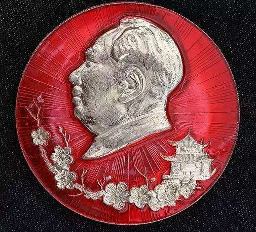 主席像章普品价格大幅下滑，如何收藏才是明智之举