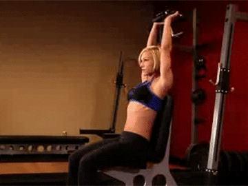 用一对哑铃提高整体的代谢能力,加速身体消耗热量实现差距