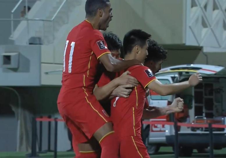 国足对战日本恶意犯规,国足激烈冲突火爆场面