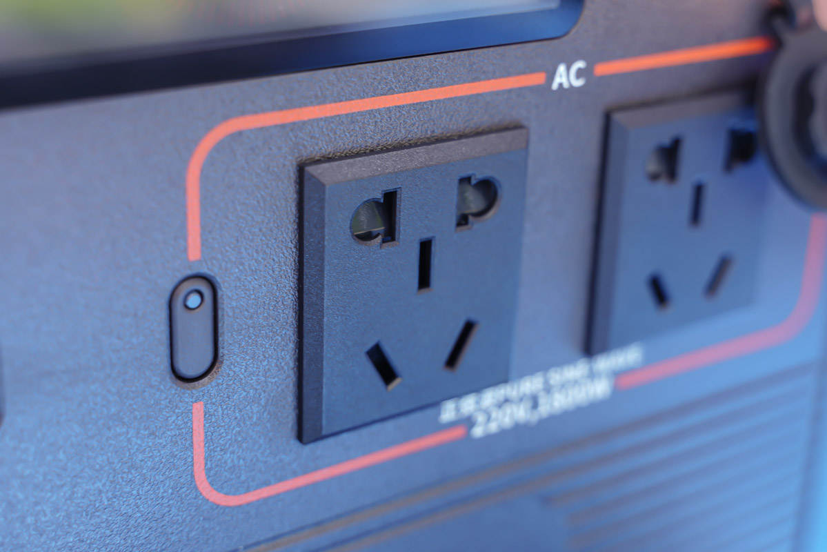 外出露营用电全靠它,电霸级别电小二户外电源1800W测评