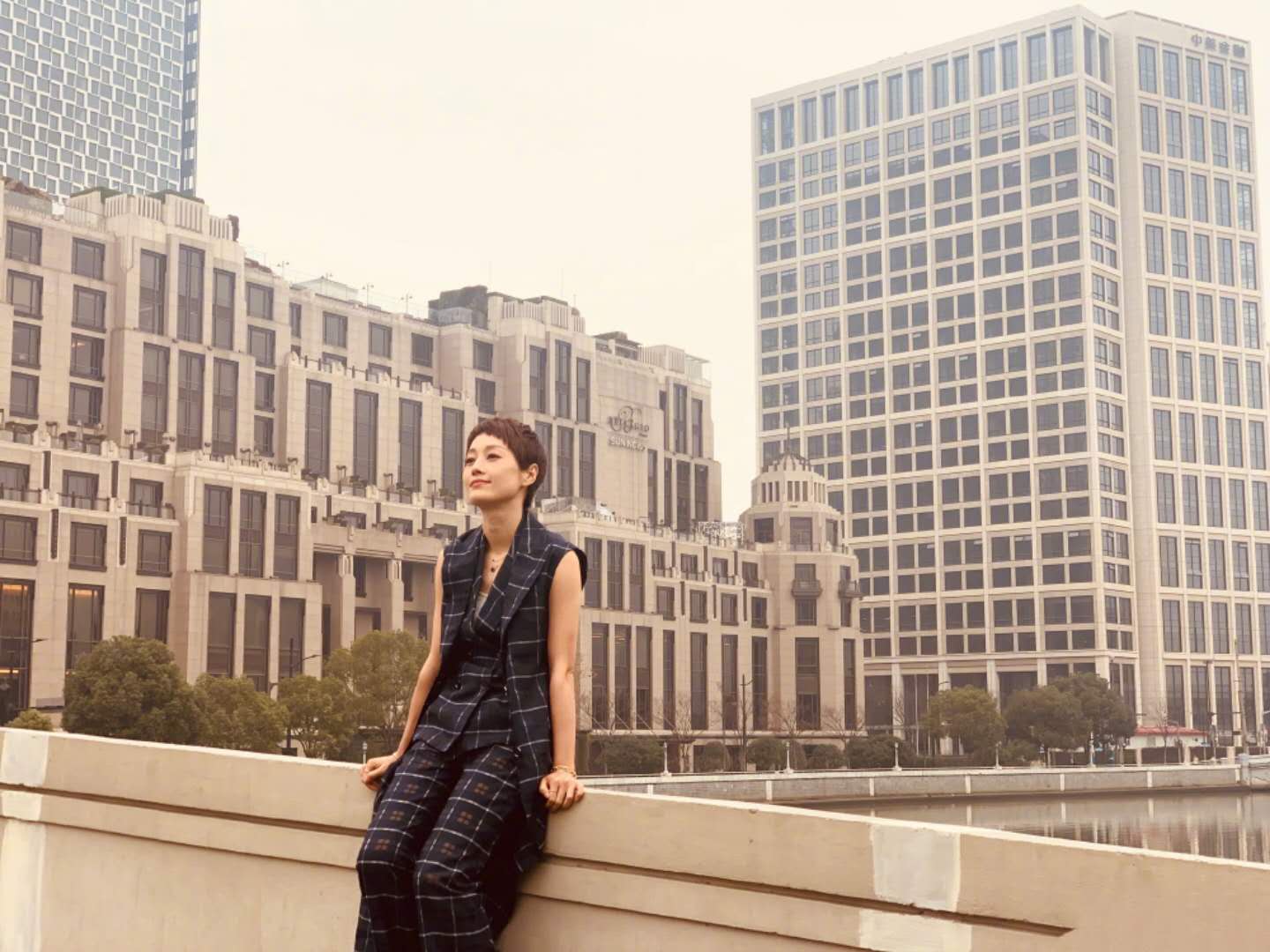 马伊琍穿小白鞋的照片,马伊琍白帽子