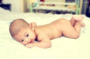 婴儿睡婴儿床的利弊,三个月独自睡婴儿床的利弊