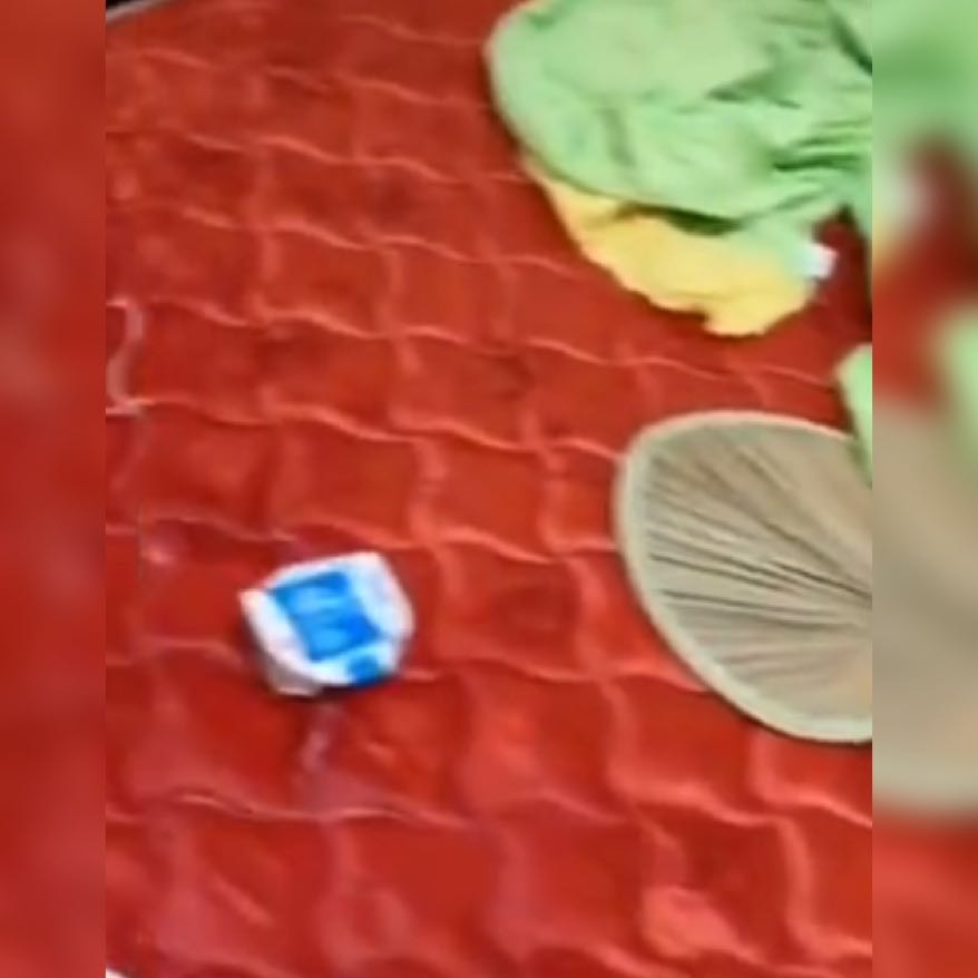 熊孩子奢侈喂床“喝牛奶”火遍全网，宝妈：这孩子还能退货不？