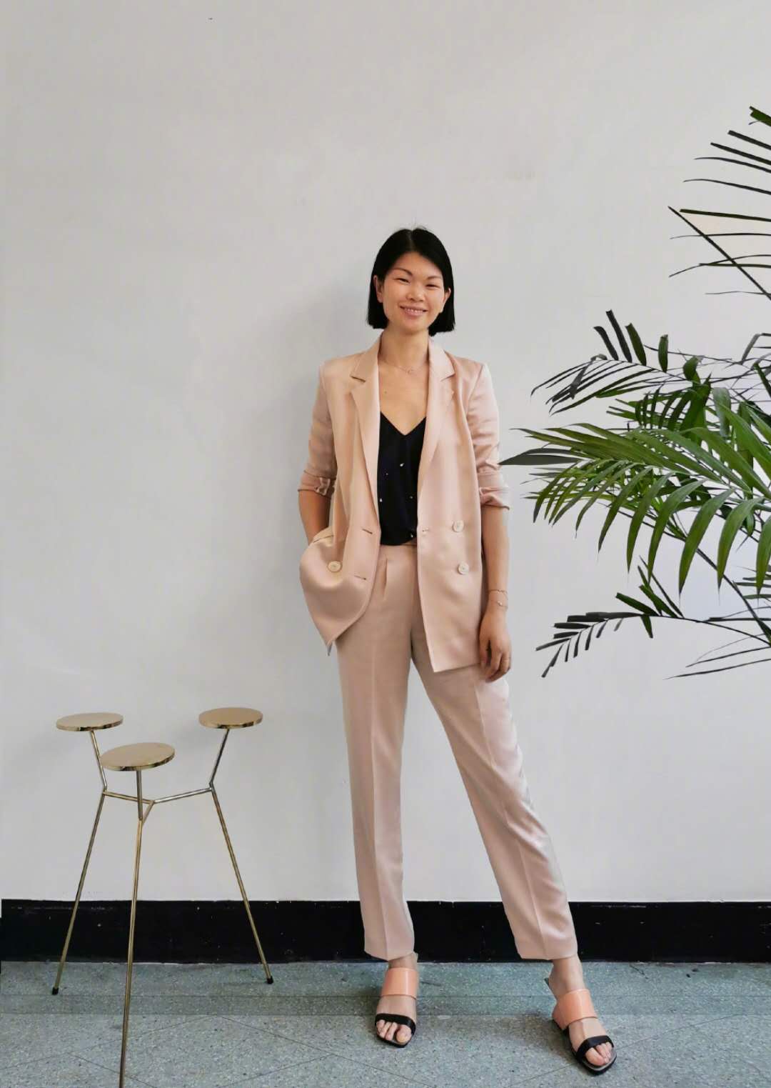 丑模吕燕近照曝光,“丑模”吕燕带娃现身