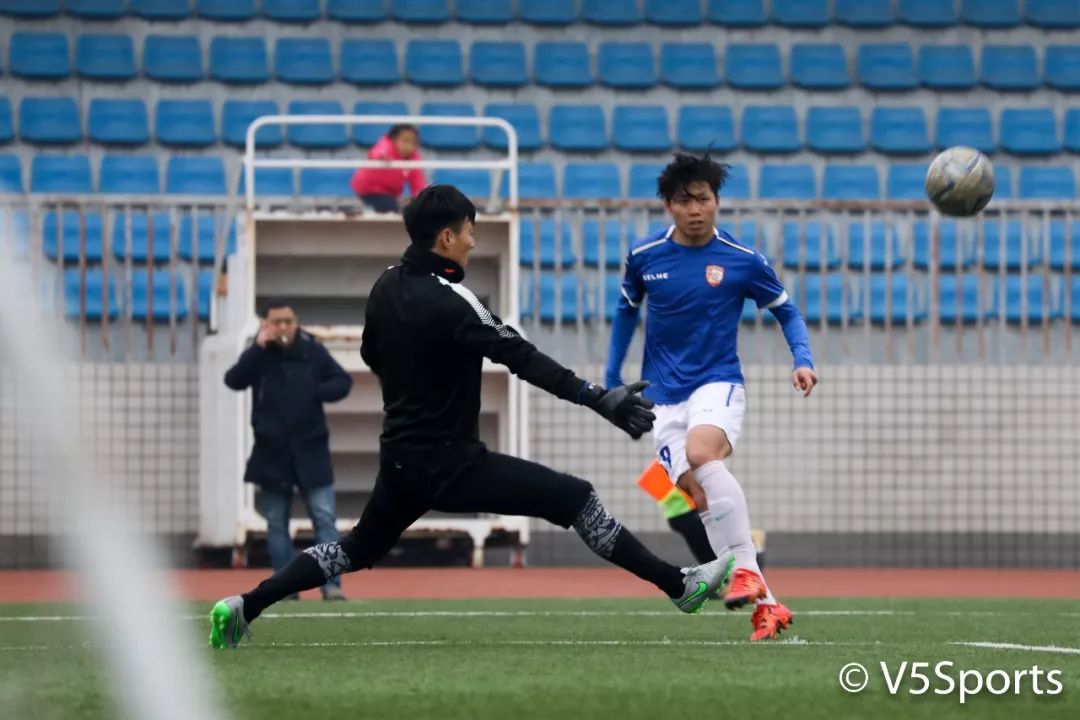 卓尔队长助阵“临空港杯”流浪者“破咒”夺冠