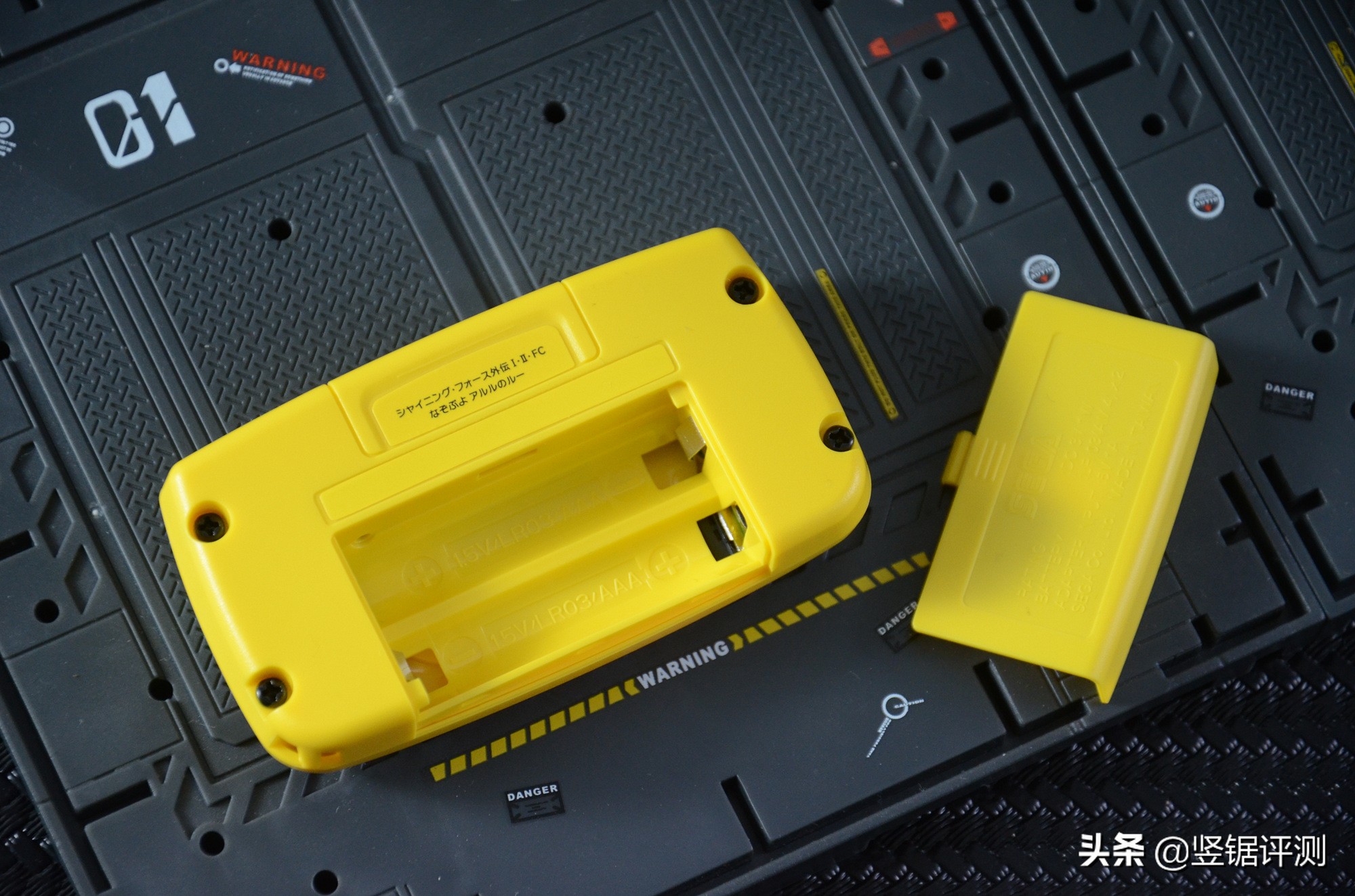 日本“迷你掌机”评测：屏幕仅1.15英寸大小，确定不是钥匙扣