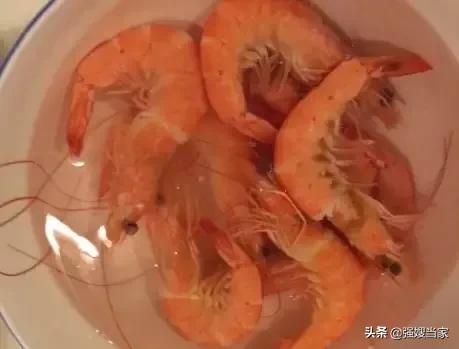 水煮大虾的虾用不用腌一下,煮大虾几分钟虾肉吃着嫩
