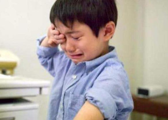 当邻居大娘的“咸猪手”，伸向娃的裤子时，家长再得罪人也要制止