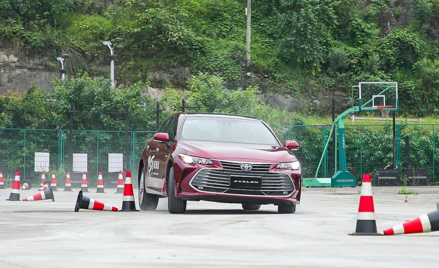 新款亚洲龙和凯美瑞哪个比较好,同级别的亚洲龙和凯美瑞对比