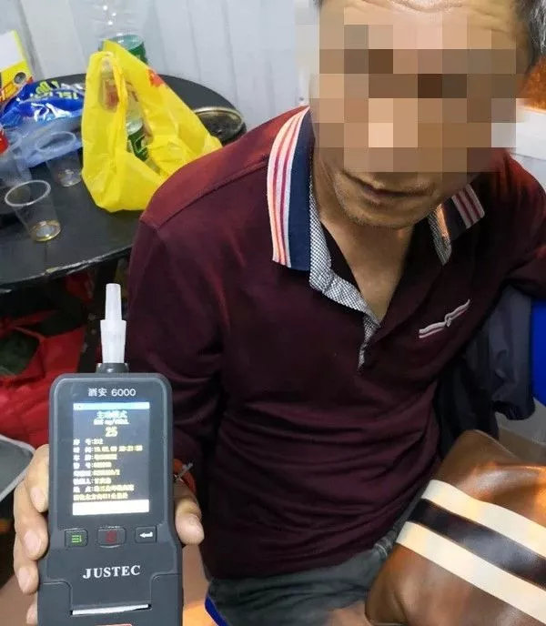 最牛号牌小车一进珠海就被抓！司机当场发朋友圈博点赞…