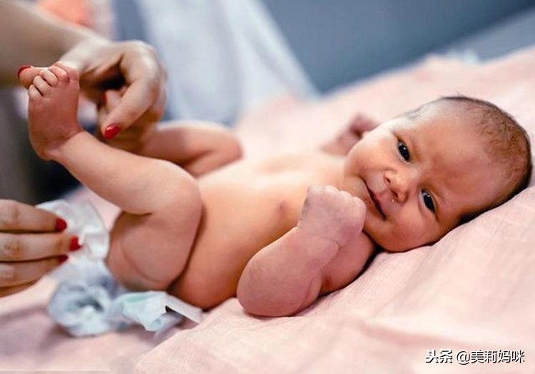 一个月的婴儿一天拉几次便便正常,婴幼儿新生儿一天大便6-7次正常吗