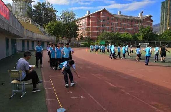 初中跑步800米跑累了,初中生跑完1000米腿很疼