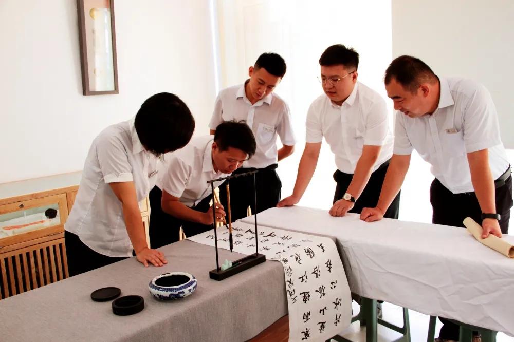 “挥毫透纸背墨香染清秋”——交城农商银行工会开展书法交流学习活动